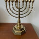 candelabro-ebraico-ottone-annuka-arterameferro.jpg