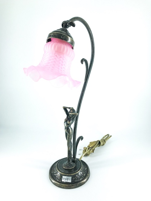 lampada-da-tavolo-in-ottone-con-donna-senza-veli-e-vetro-rosa-arterameferro.JPEG