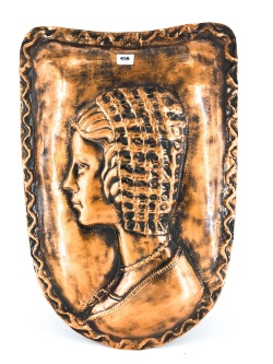 scudo-rame-medievale-con-donna-sbalzata-arterameferro.JPEG