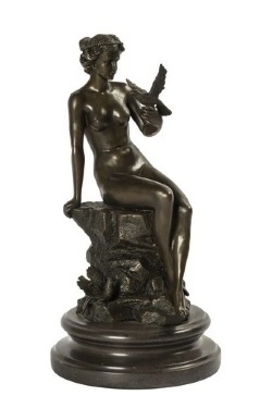 statua-donna-seduta-con-uccelletto-in-mano-arterameferro.jpg