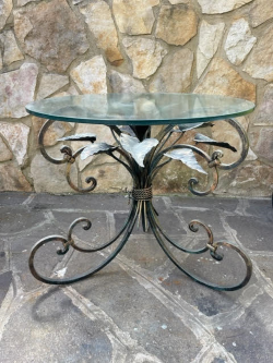 tavolino-da-divano-con-foglie-decorative.png