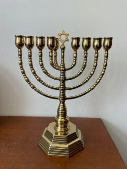 candelabro-ebraico-ottone-annuka-arterameferro.jpg