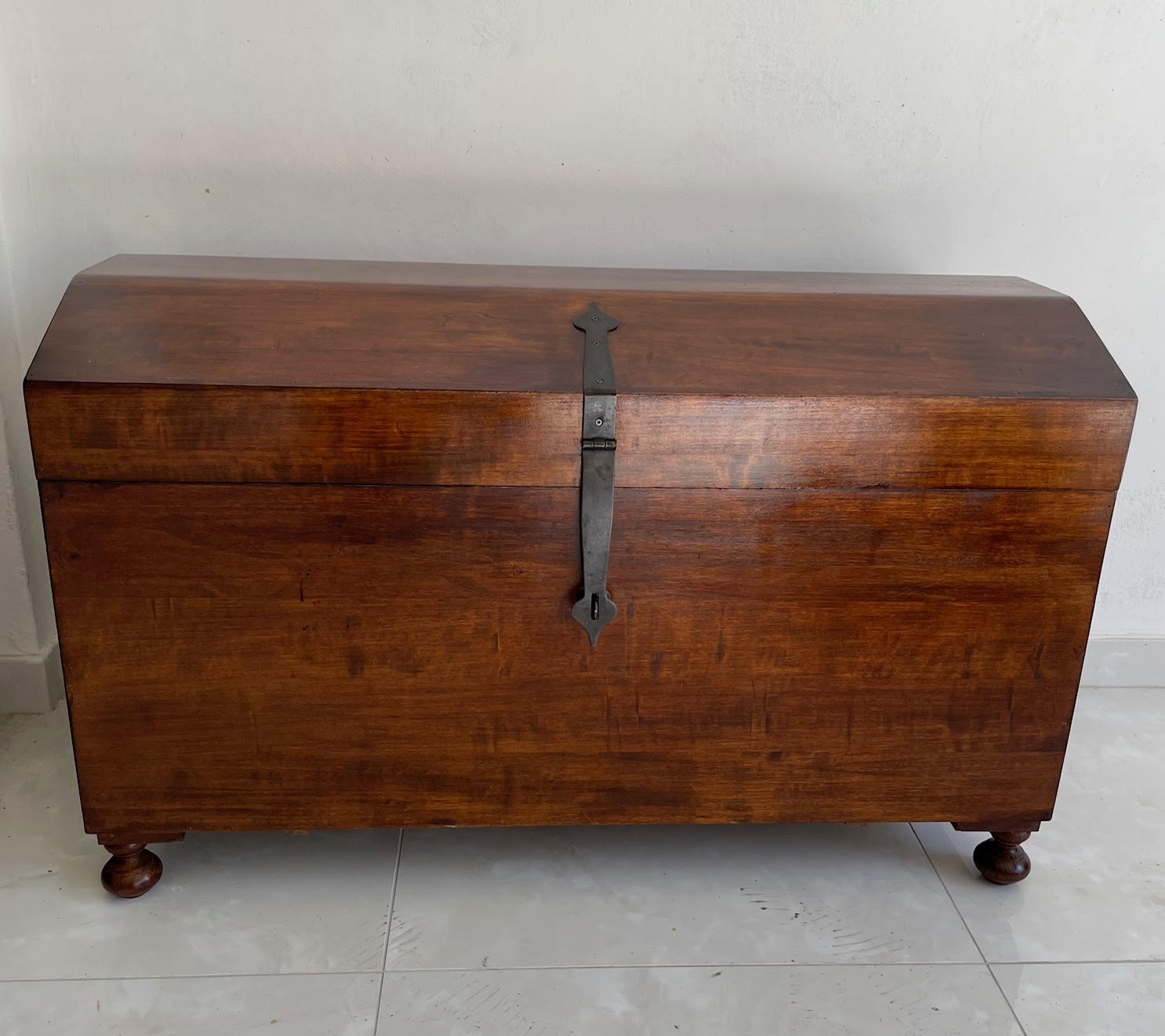 Cassapanca in legno massiccio intagliato (120x50cm) (Usato) a Cadenazzo