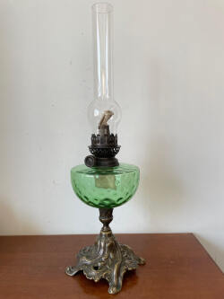 lampada-a-petrolio-con-base-in-ottone-e-vetro-verde.jpg