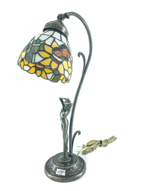lampada-da-comodino-in-ottone-stile-liberty-con-fanciulla-girasoli-farfalle-arterameferro.JPG