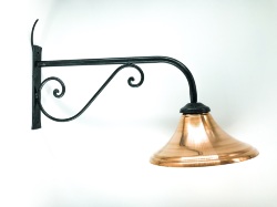 lampada-da-esterno-in-ferro-con-campana-in-rame.JPEG