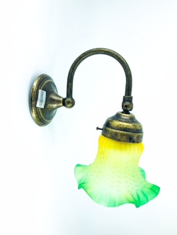 lampada-da-parete-anticata-con-paralume-gloreale-giallo-e-verde.JPEG