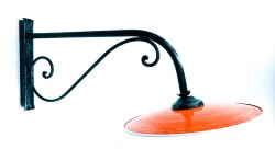 lampada-da-parete-in-ferro-battuto-con-piatto-arancione.jpeg