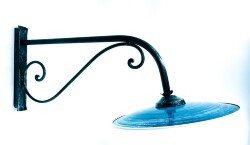 lampada-da-parete-in-ferro-battuto-con-piatto-blu-30cm.jpeg