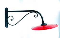 lampada-da-parete-in-ferro-con-piatto-smaltato-rosso-30cm.jpeg