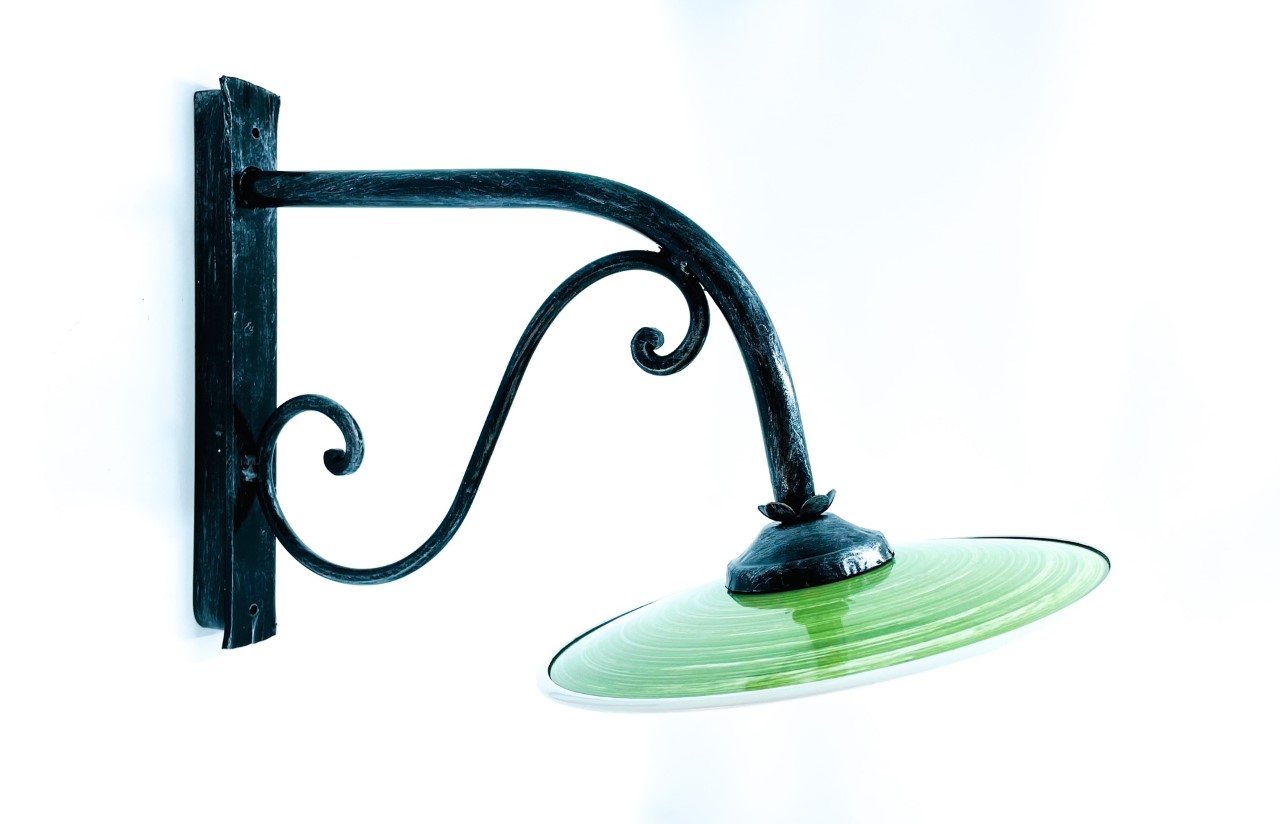 Lampada a braccio da parete in ferro battuto 1185, forgiato a mano, nero patinato argento, con piatto smaltato, portalampade E27