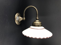 lampada-da-parete-in-ottone-con-ceramica-plissettata-bianca-marrone.JPG