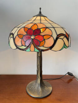 lampada-da-tavolo-di-pregio-in-ottone-stile-floreale.jpg