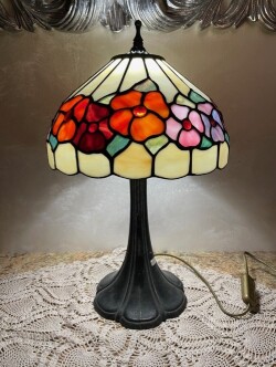 lampada-da-tavolo-ottone-con-vetro-floreale.jpeg