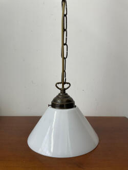 lampadario-a-sospensione-in-ottone-con-catena-e-vetro-bianco.jpg