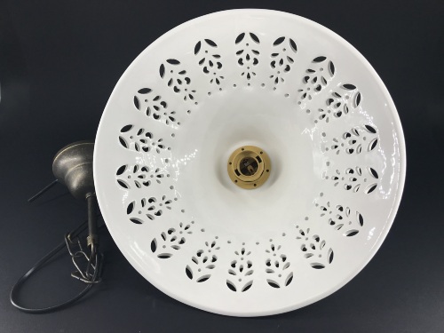 lampadario-con-catena-in-ottone-e-ceramica-traforata-classico.JPG