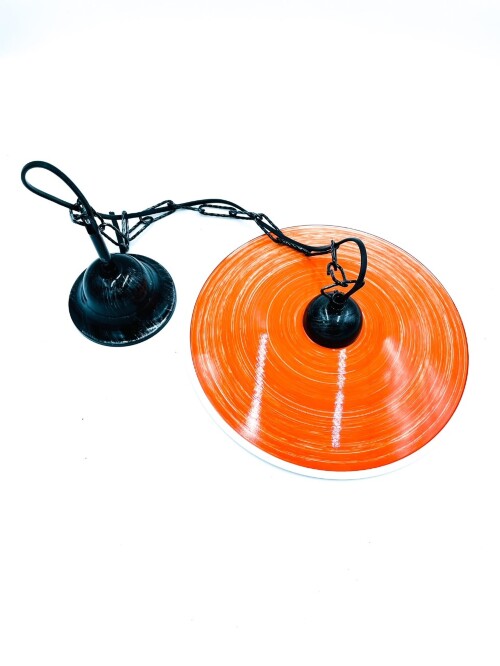 lampadario-in-ferro-con-catena-e-piatto-smaltato-arancione.jpeg