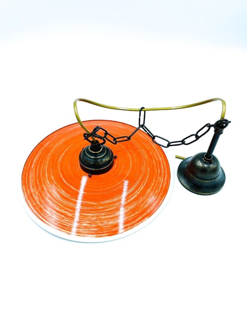 lampadario-sospeso-in-ottone-con-piatto-in-ferro-arancione.jpeg