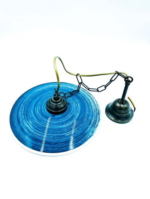 lampadario-sospeso-in-ottone-con-piatto-in-ferro-blu.jpeg