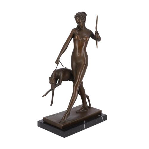 statua-di-bronzo-con-dea-mitologica-della-caccia.jpeg