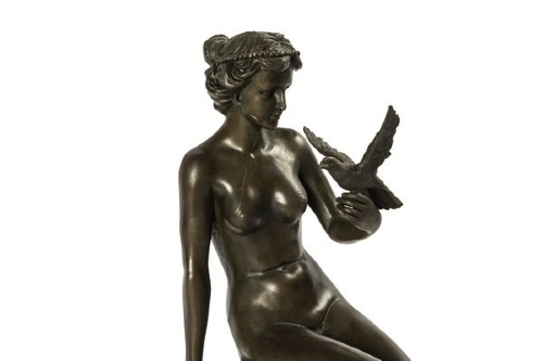 statua-donna-con-uccelletto-bronzo-arterameferro.jpg